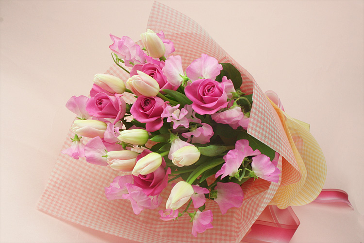 優しさ伝えるピンクのブーケ スイートピーやバラのかわいい花束